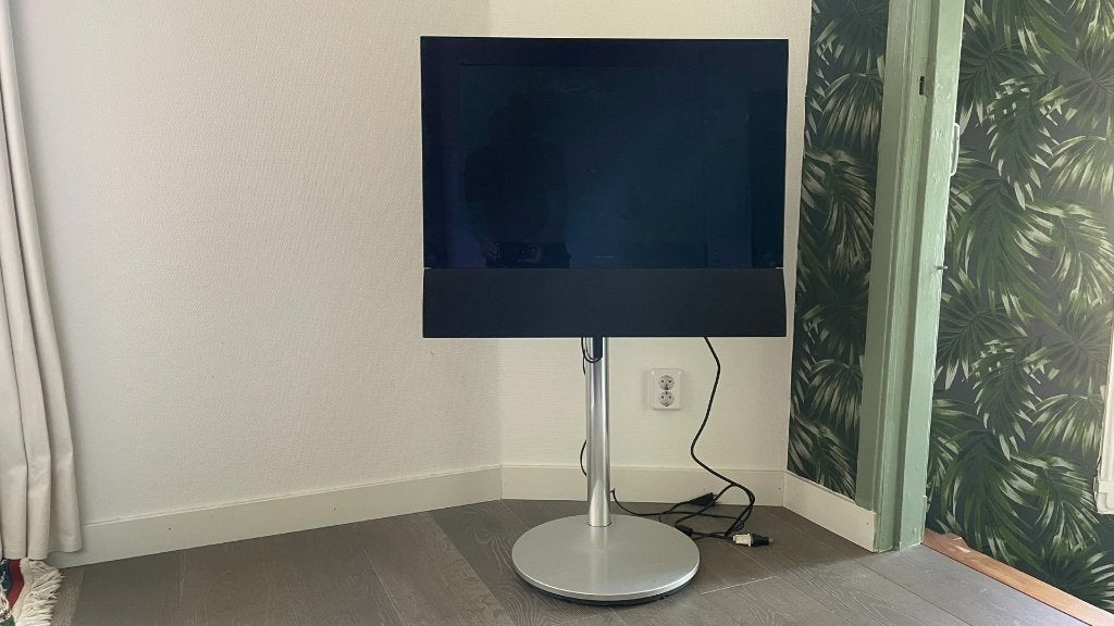 Bang & Olufsen BeoVision 6-26 + voet + Beo4 (lezen!)