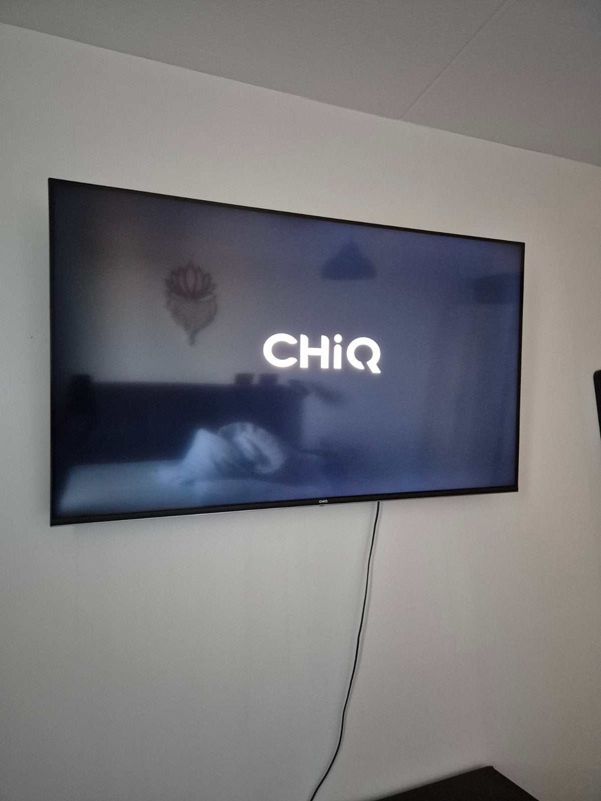 Chiq 55 inch TV met uittrekbare en kantelbare muurbeugel, Ophalen, Gebruikt, 100 cm of meer, 50 Hz