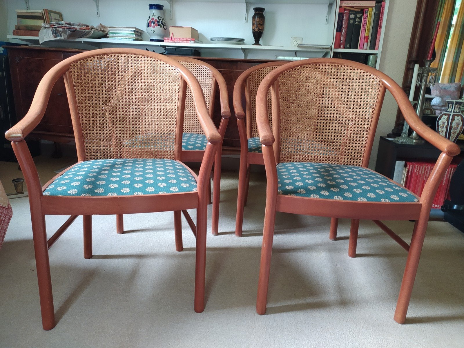 Set van 4  houten stoelen met armleuningen, Ophalen