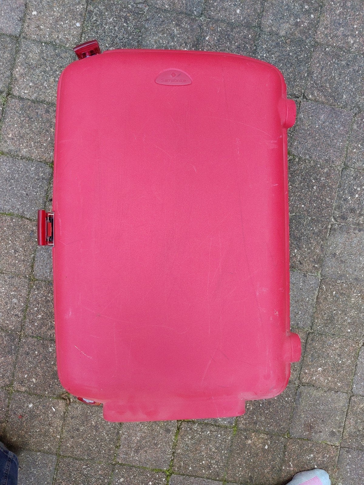 Medium formaat Samsonite koffer 65 cm hoog), 2 wielen, rood, Hard kunststof, Zo goed als nieuw, Slot, 35 tot 45 cm