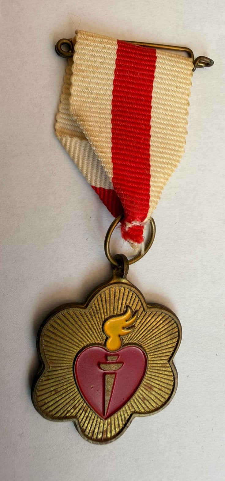 Medaille bloemvorm Heilig Hart+ fakkel uitvoering 1912 -1978, Verzenden, Overige materialen, Nederland