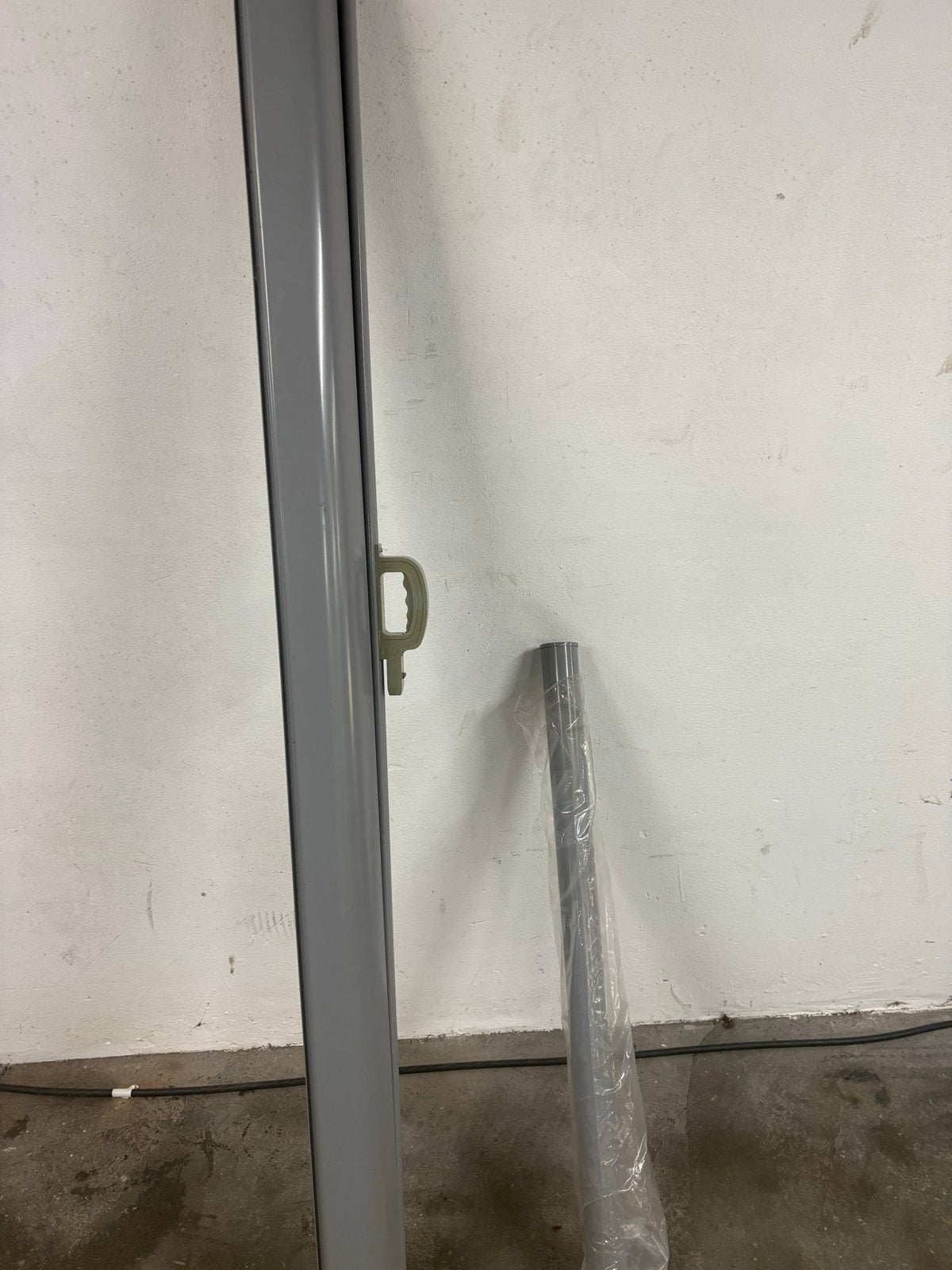 Uittrekbaar windscherm met zwart doek 2.00 h x 3.00 br, Ophalen, Uittrekbaar, Zo goed als nieuw