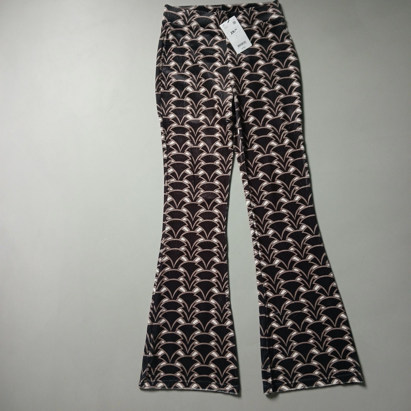Nieuwe flared broek Maat S velours stof, lekker warm 

Nieuw, Ophalen of Verzenden, Nieuw, Zwart, Lang