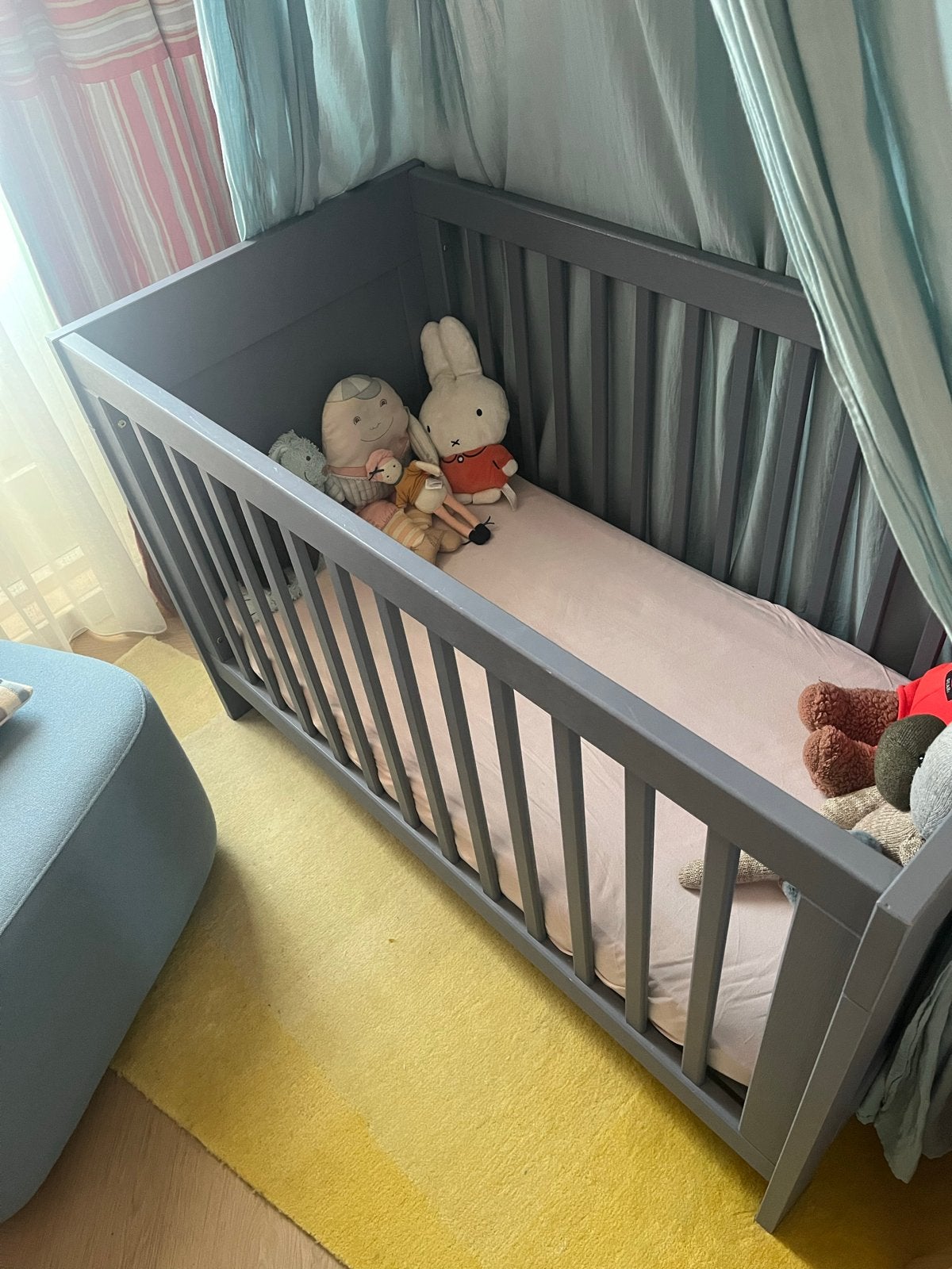 Mooi grijs ledikant van Petit Amelie, Kinderen en Baby's, Ophalen, Gebruikt, Ledikant