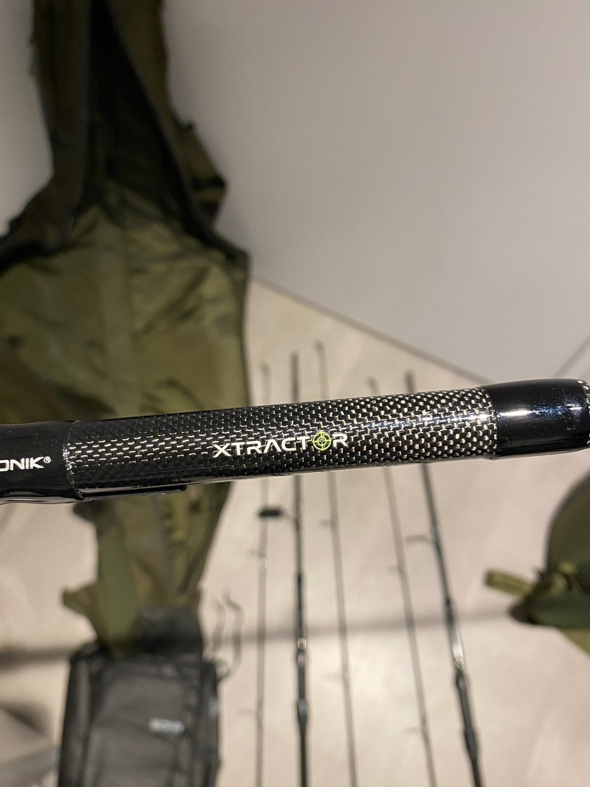3x Sonik Xtractor 9ft 2.75lbs Hengels + Rod Sleeve, Ophalen, Zo goed als nieuw, Werphengel