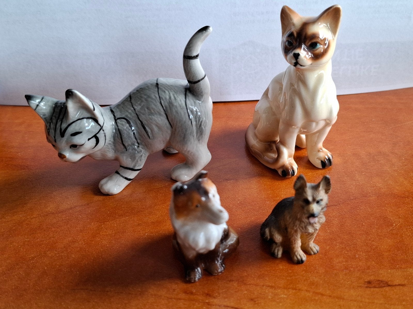 Set van 4 porseleinen katten- en hondenbeeldjes, Ophalen of Verzenden, Gebruikt, Hond of Kat, Beeldje of Figuurtje
