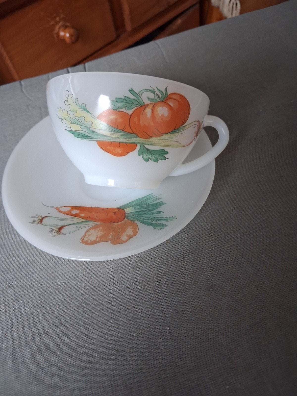 Vintage Arcopal France groenten decor kop en schotel, Antiek en Kunst, Antiek | Servies los, Ophalen