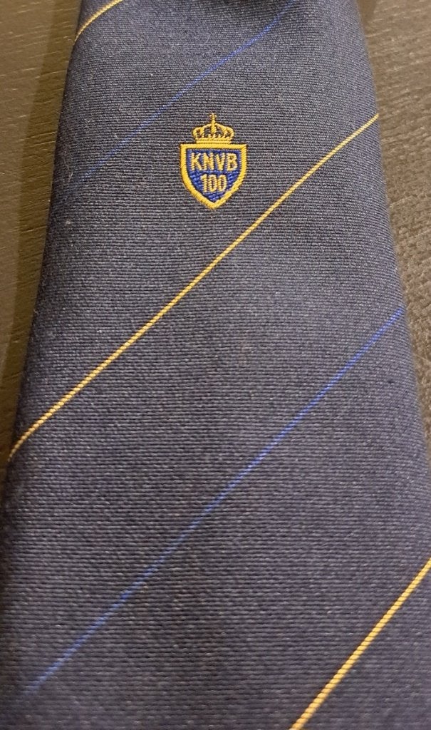 KNVB stropdas 100 jarig bestaan logo midden Voetbal Bond, Verzamelen, Ophalen of Verzenden, Nieuw, Gebruiksvoorwerp