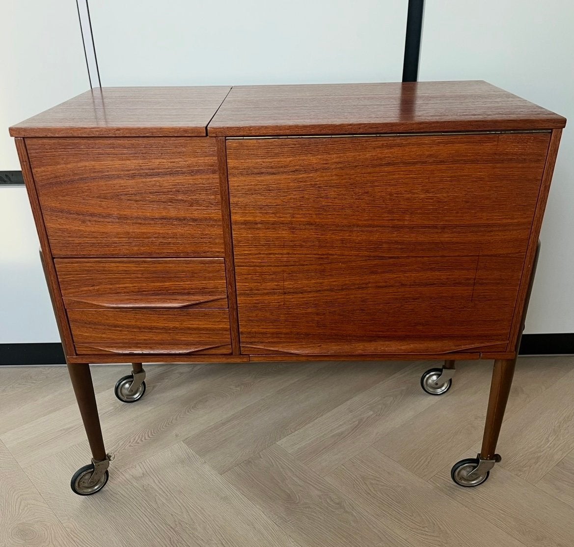 Vintage Deense Teakhouten kastje / Naaitafel / (Jaren '60), Ophalen, Teakhout, 50 tot 100 cm, Zo goed als nieuw
