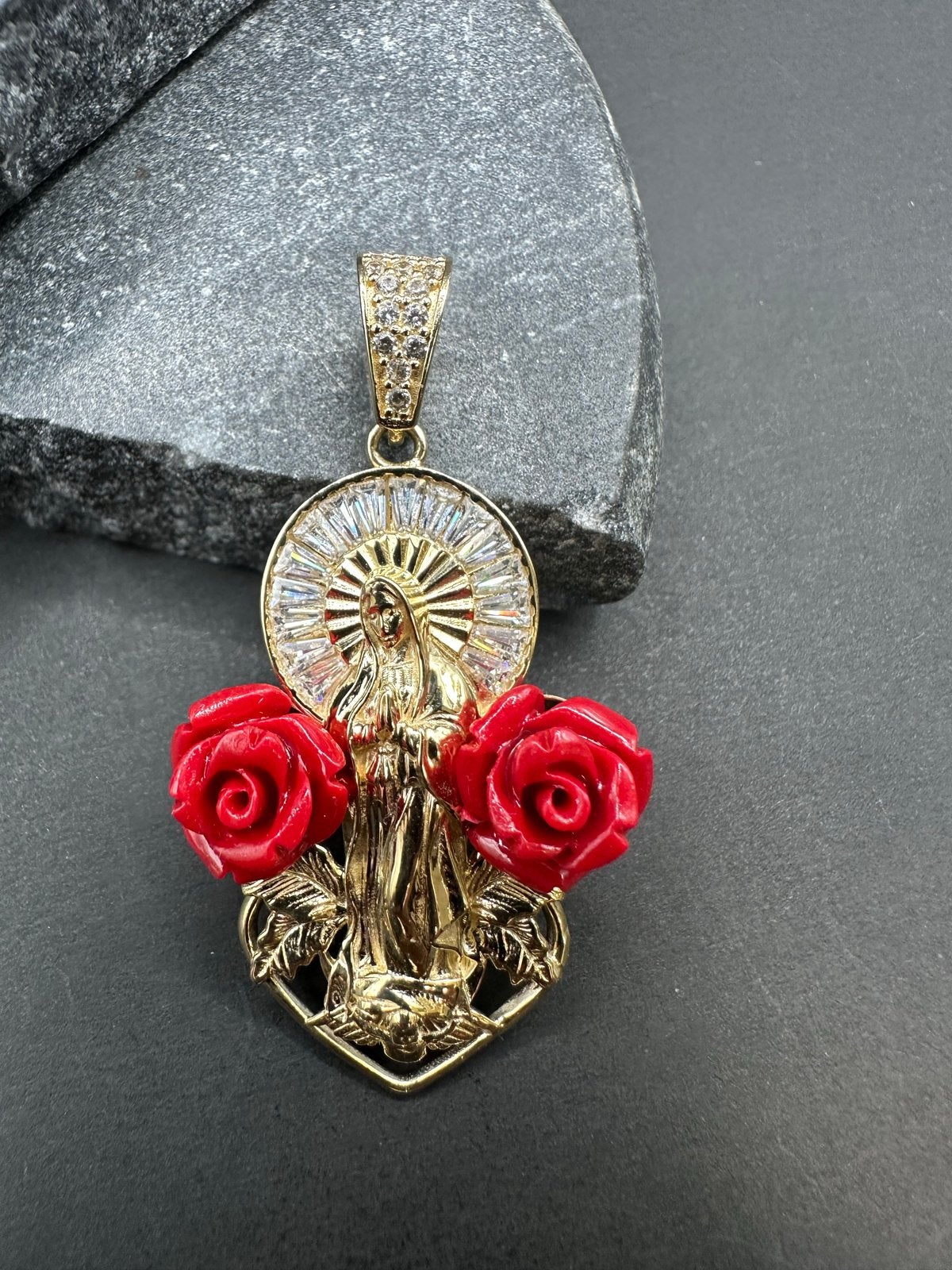 14k Gouden Maria Hanger met Rode Rozen en Zirkonia, Overige voorstellingen, Nieuw, Ophalen of Verzenden, Met edelsteen