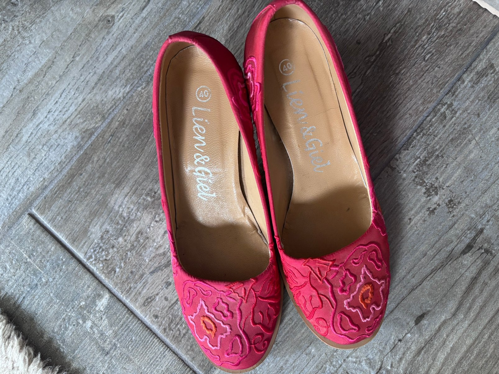 Rood roze stoffen pumps maat 40 Lien en Giel, Ophalen of Verzenden, Zo goed als nieuw, Rood
