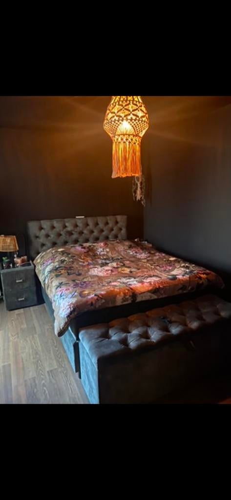 Velvet mosgroen boxspring + nachtkastjes en dekenkist, Ophalen, Zo goed als nieuw, Tweepersoons