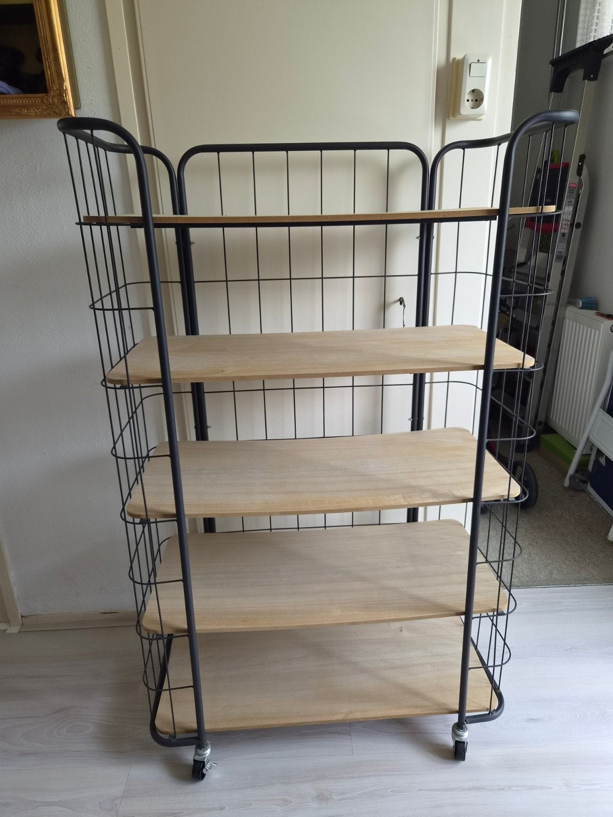 Industriële metalen trolley met houten planken, Ophalen, Zo goed als nieuw