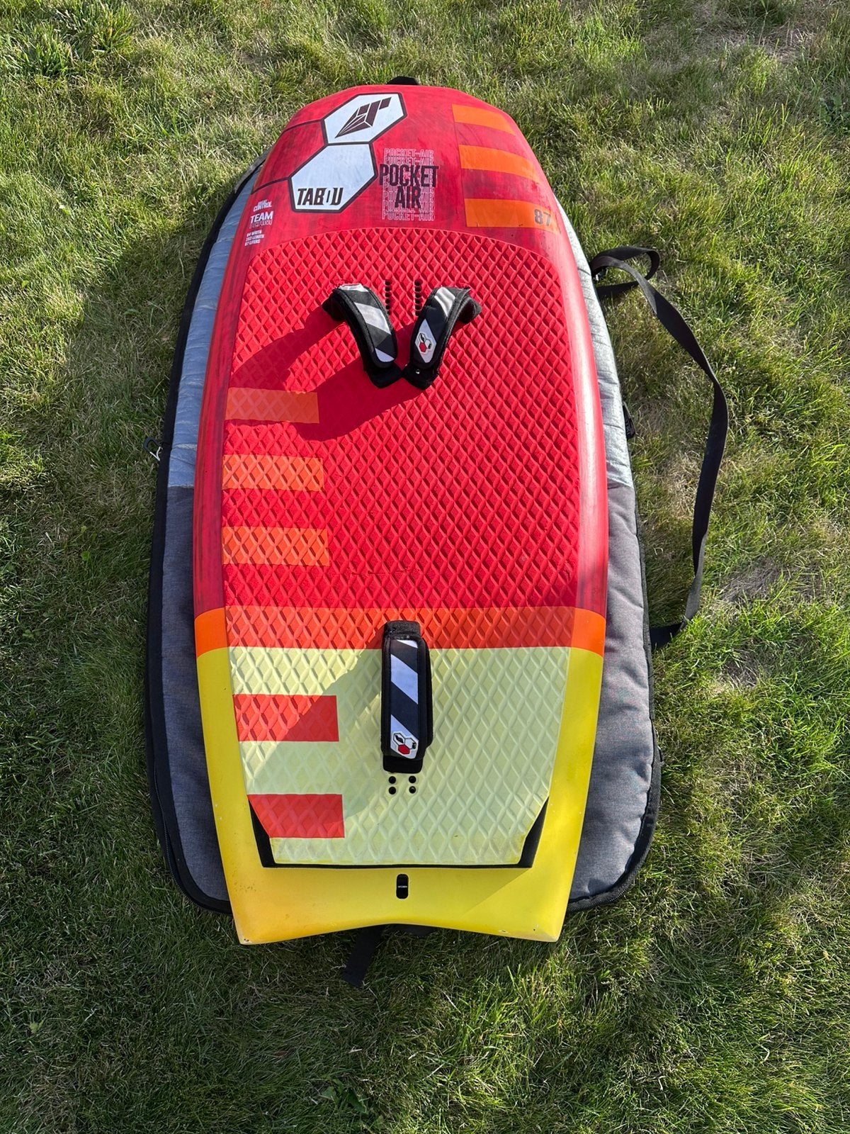 Te koop: Tabou Pocket Team 87ltr. wingfoilboard + boardbag, Ophalen, Gebruikt, Wingsurf-board