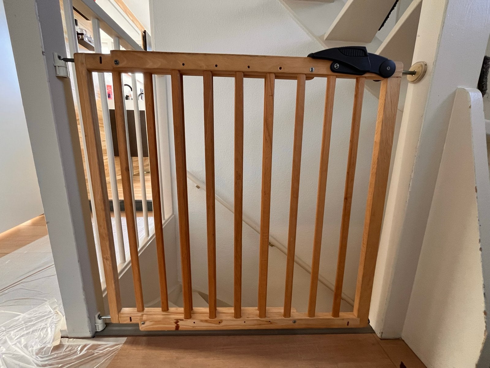 Verstelbaar houten traphekje, Kinderen en Baby's, Ophalen, Gebruikt, Schroefhekje, Hout