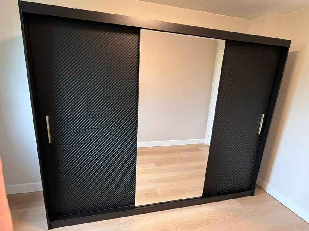 Kledingkast Meubella Matzwart Schuifdeuren met Spiegel 251cm, Met deur(en), 200 cm of meer, Zo goed als nieuw, 200 cm of meer