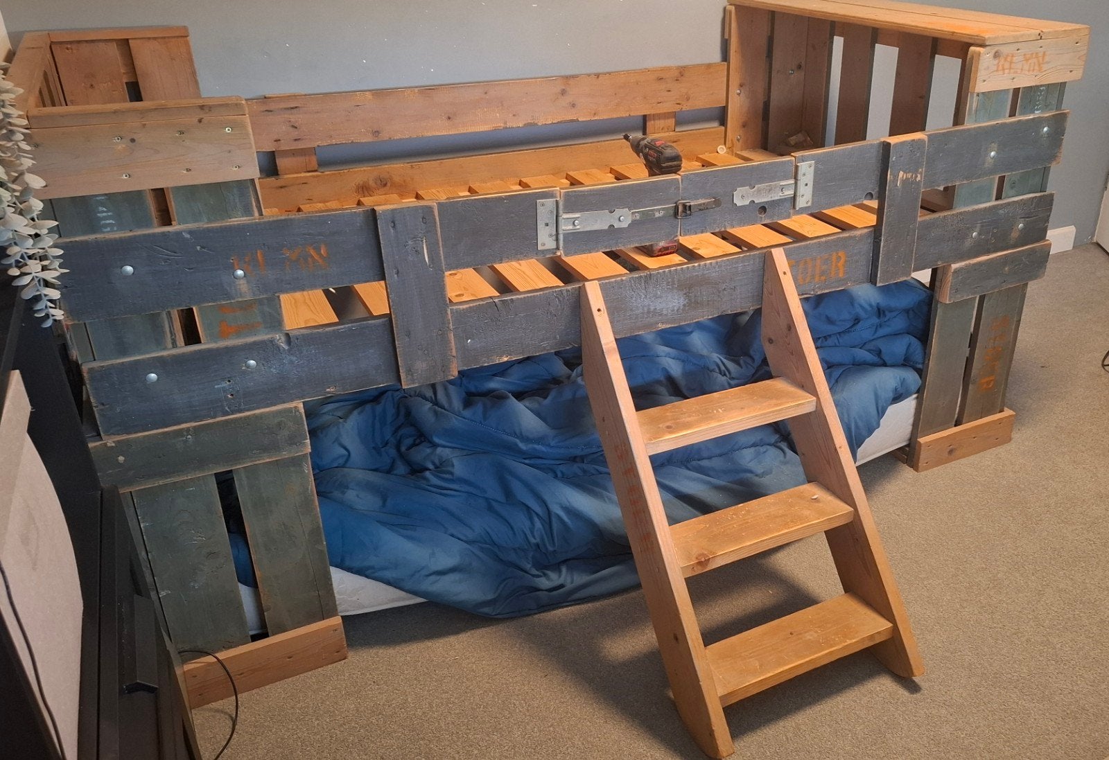Stoer jongensbed - Legerkist stijl - Halfhoogslaper, Ophalen, 200 cm, Legerkist, robuust, Hout