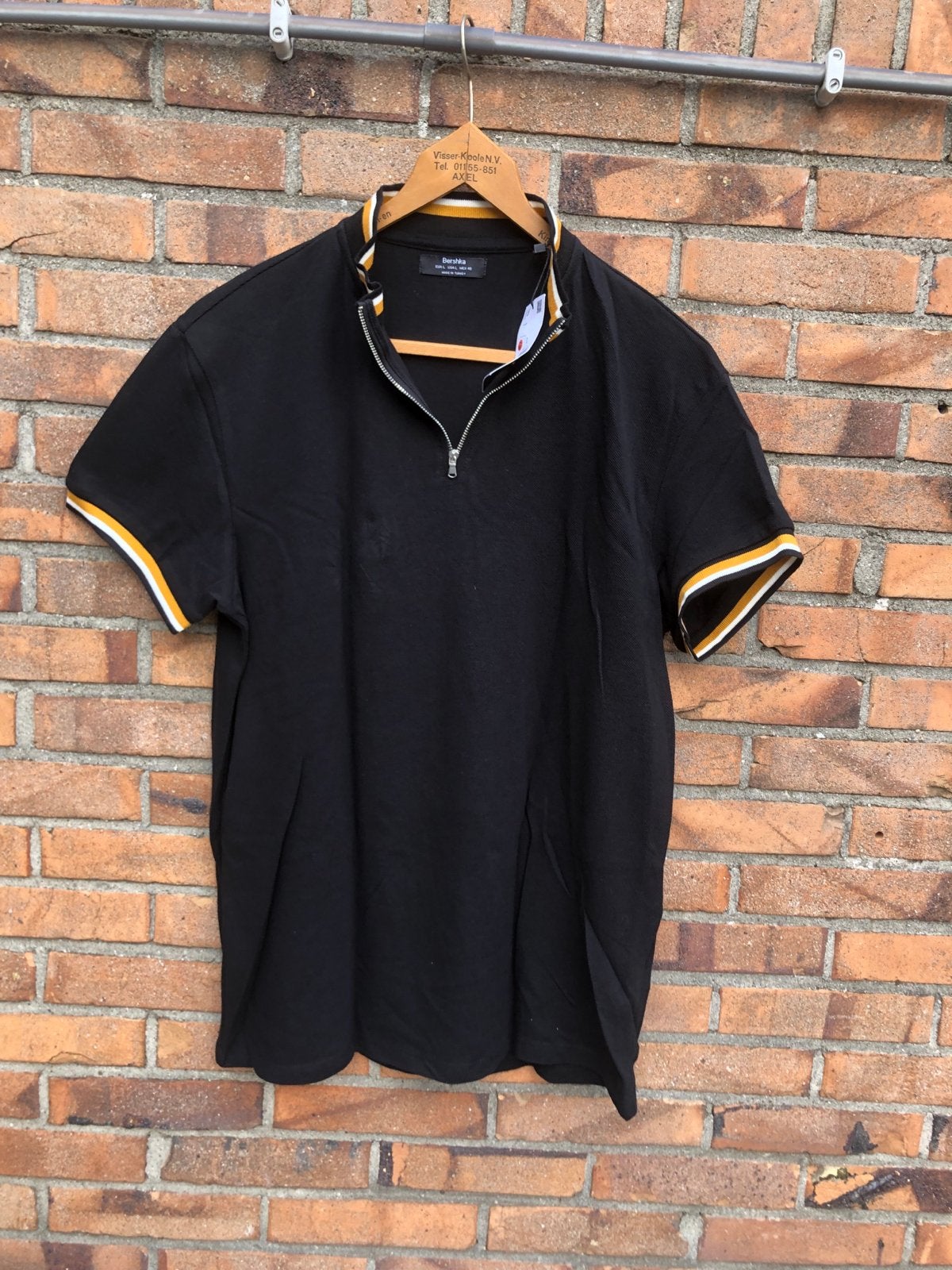 Bershka Polo Shirt Zwart met Gele/Witte Strepen Maat L, Kleding | Heren, T-shirts, Ophalen of Verzenden, Nieuw, Maat 52/54 (L)