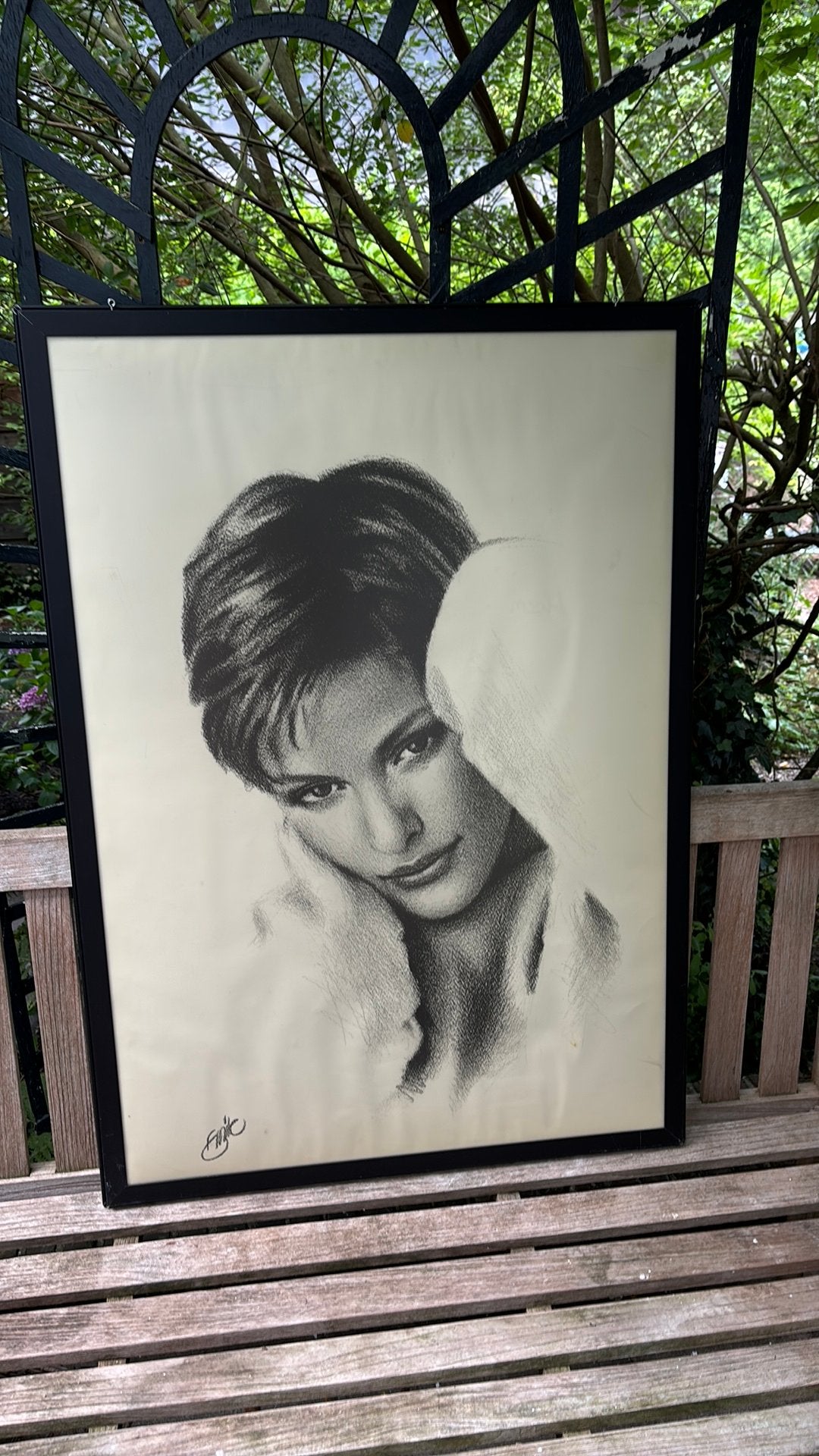 Aparte tekening van dame lijkt houtskool, Ophalen of Verzenden, Zo goed als nieuw, Minder dan 50 cm, Tekening