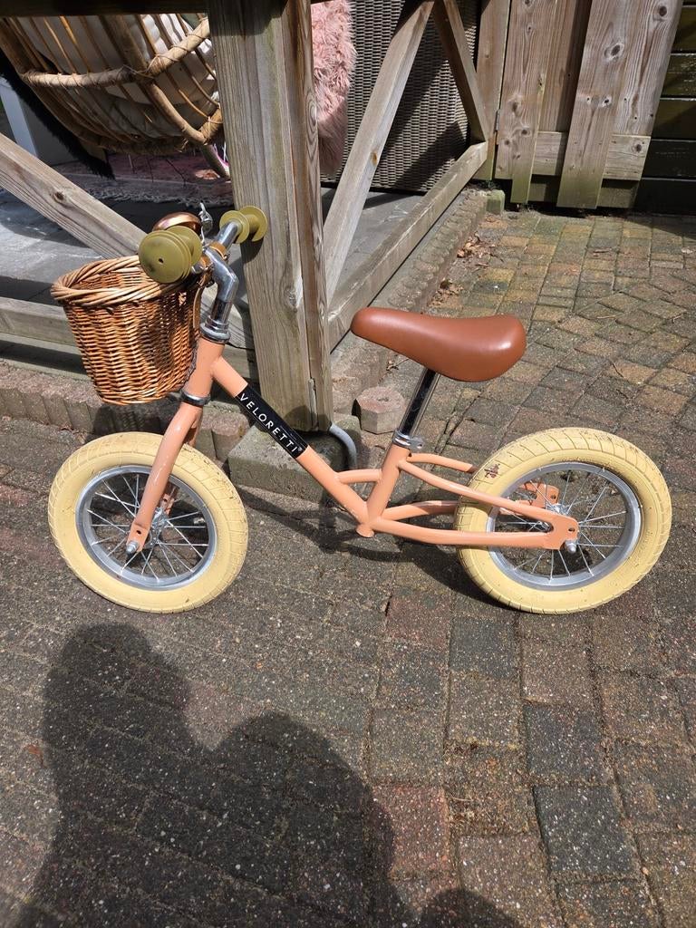 Veloretti loopfiets met mandje, zalmroze, Fietsen en Brommers, Fietsen | Kinderfietsjes, Gebruikt, Minder dan 16 inch, Zijwieltjes