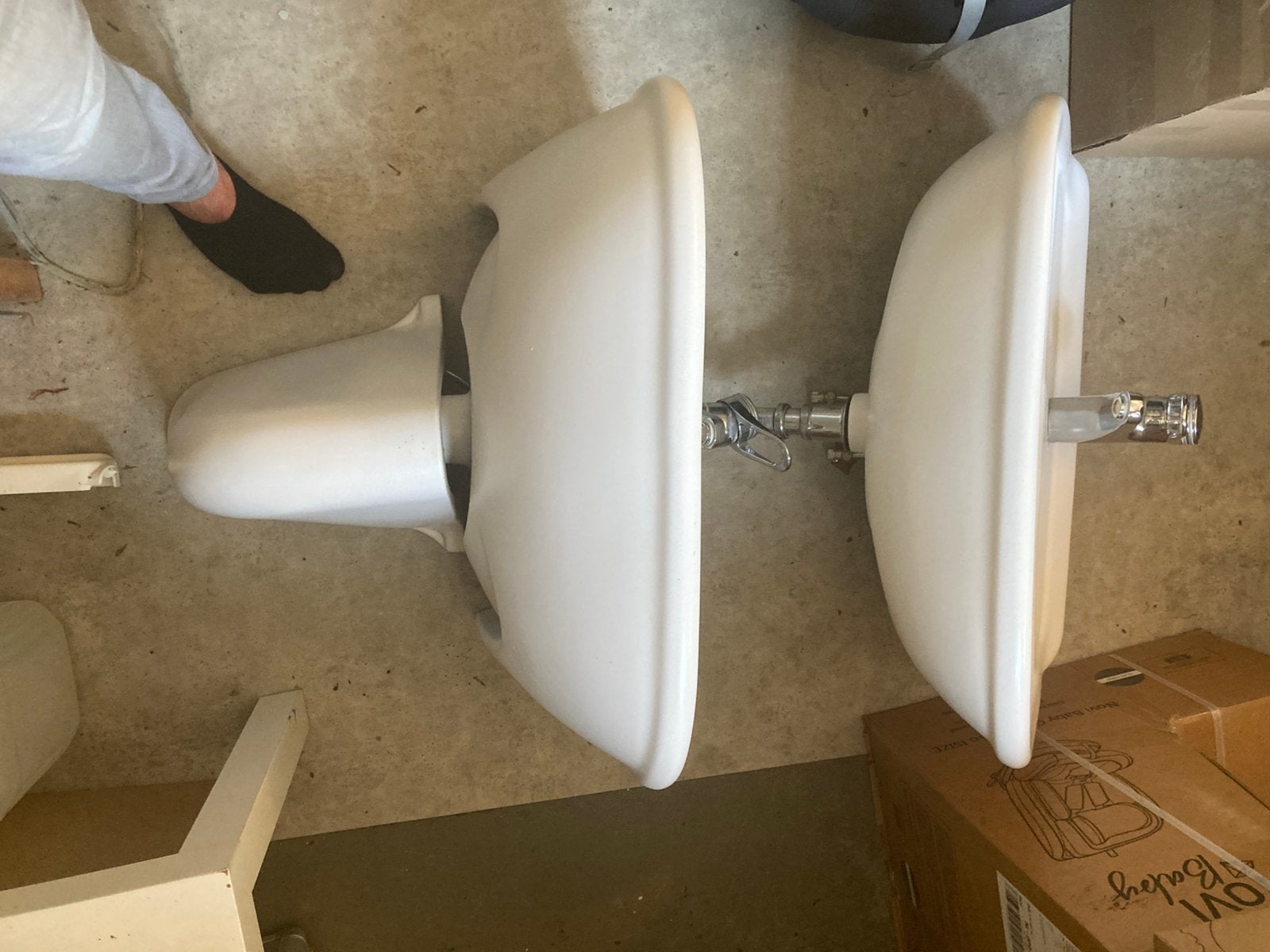 Gratis: 2 keramische witte wastafels, Doe-het-zelf en Verbouw, Sanitair, Gebruikt, Wastafel, Ophalen