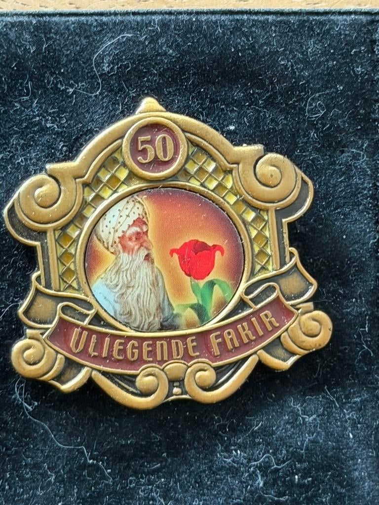 Efteling jubileum pin 50 jaar Vliegende Fakir, Verzamelen, Efteling, Ophalen of Verzenden, Zo goed als nieuw, Button of Speldje