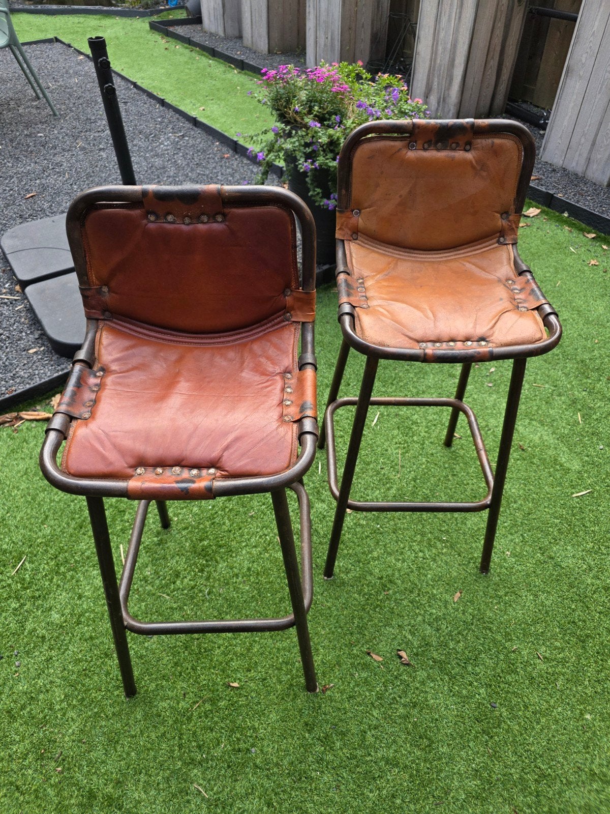 Set van 4 vintage leren barkrukken met metalen frame, Ophalen, Gebruikt, Met voetsteun, 90 cm of meer