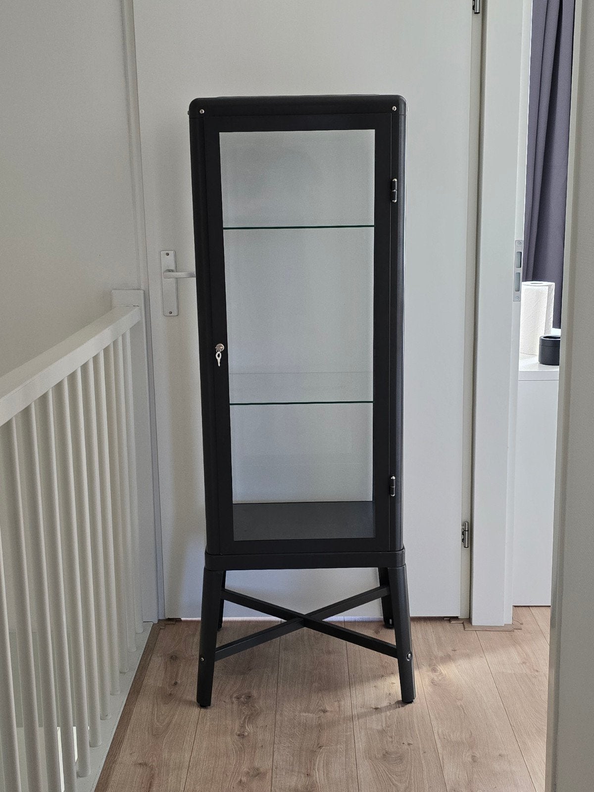 IKEA FABRIKÖR Vitrinekast - donkergrijs, Ophalen, 50 tot 100 cm, Zo goed als nieuw, 150 tot 200 cm