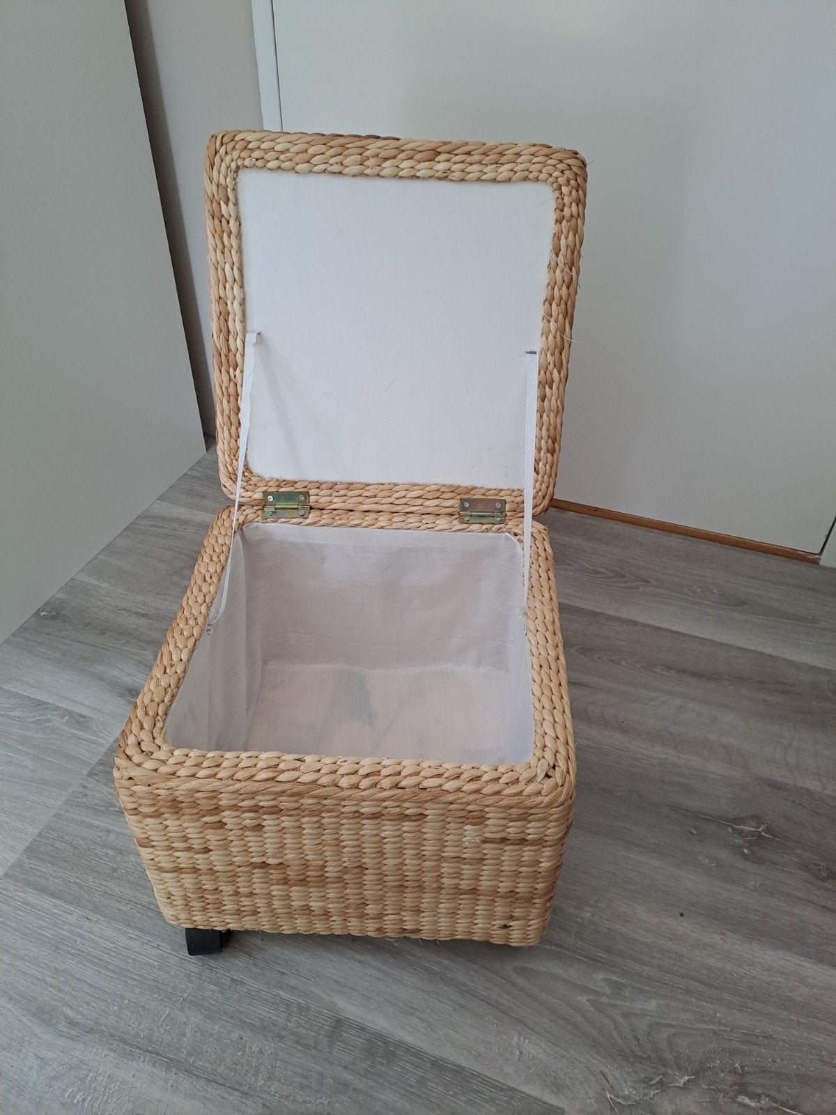 Rieten mand op wieltjes, Ophalen, Vierkant, Riet