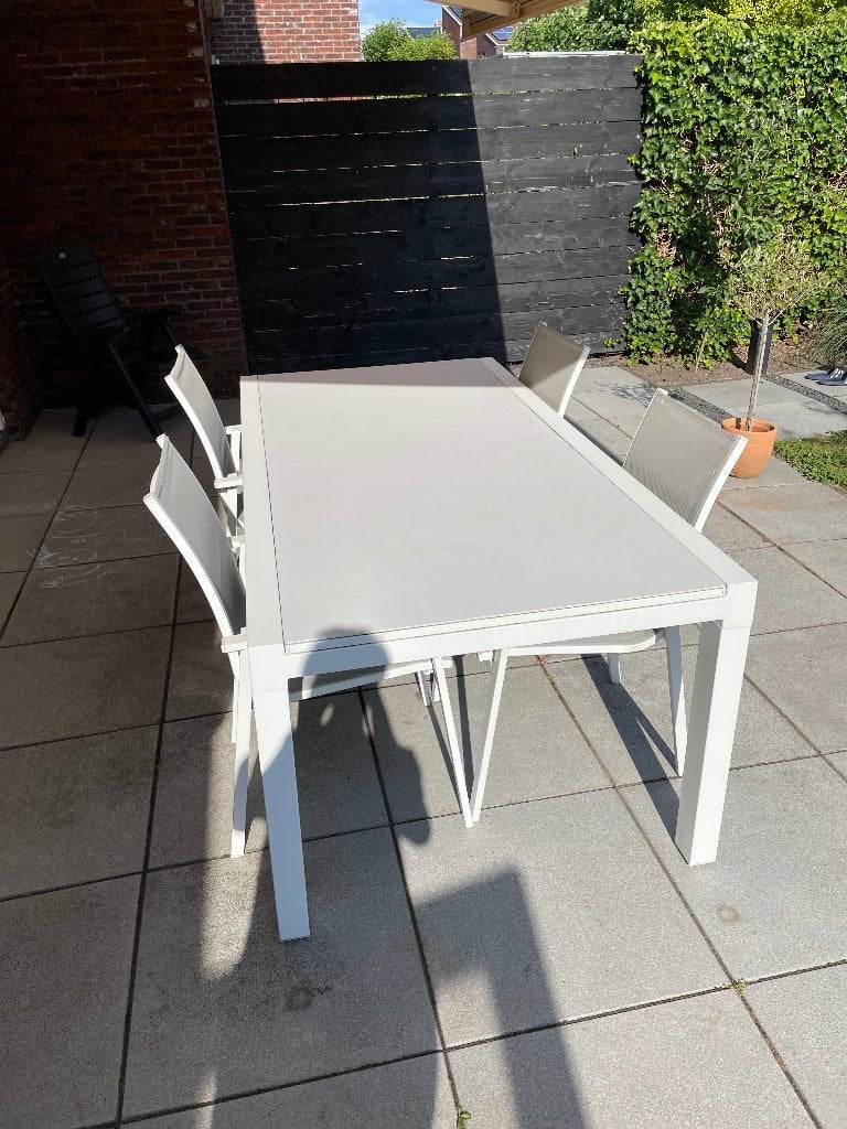 Zeer stevige (uitschuifbare) tuintafel met vier stoelen, Tuin en Terras, Ophalen, Zo goed als nieuw, Rechthoekig, Aluminium