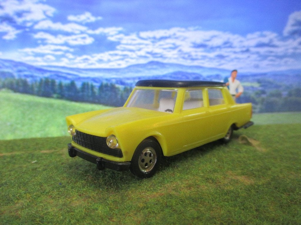 1/43 Fiat 1800 - KaDeN ( plastic ) Politoys kopie, Hobby en Vrije tijd, Ophalen of Verzenden, Zo goed als nieuw, Auto, Overige merken