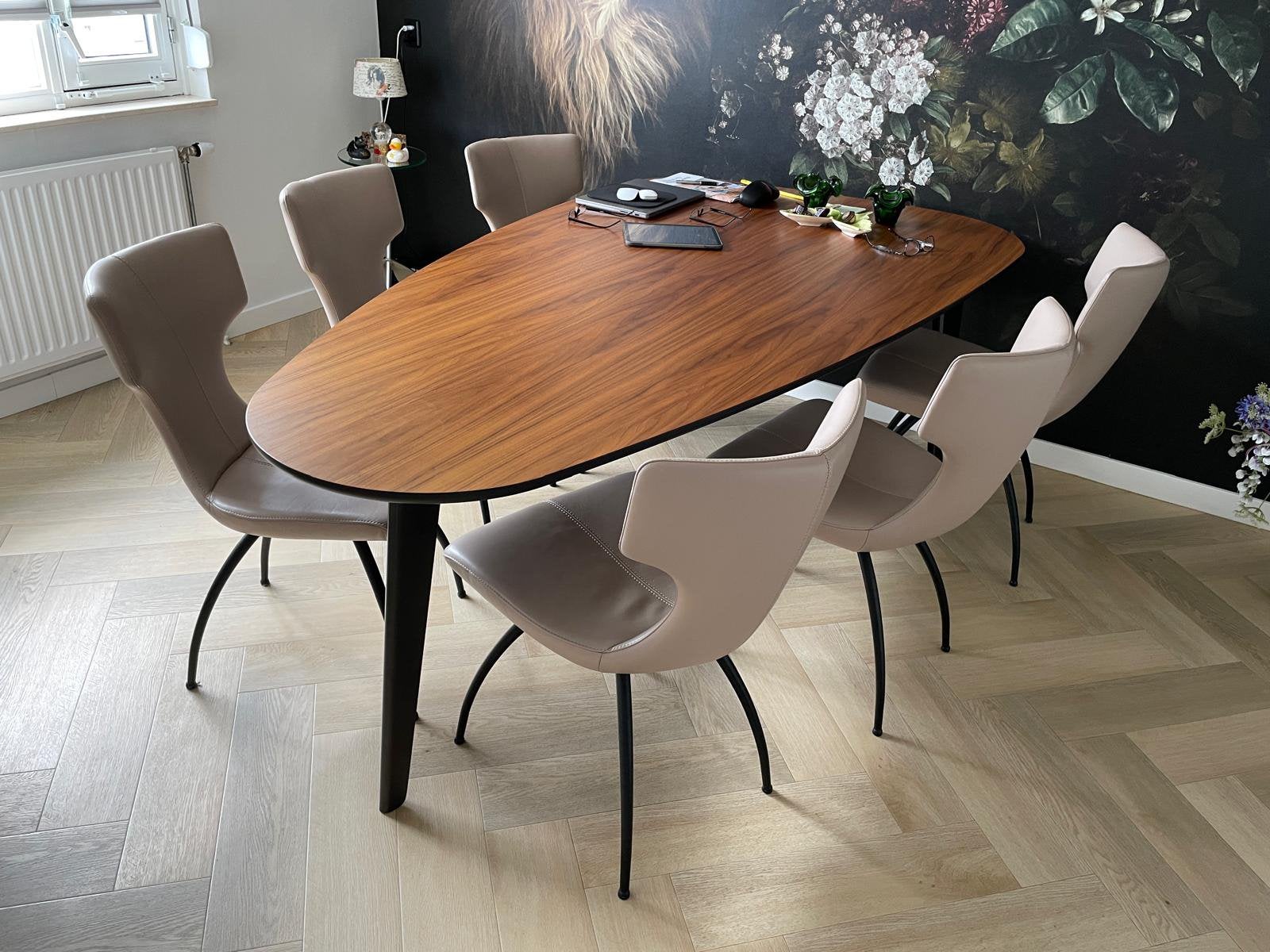 Leolux Bondi eetkamertafel notenhout 230 x 120 cm, Huis en Inrichting, Tafels | Eettafels, 100 tot 150 cm, 200 cm of meer, Ophalen of Verzenden