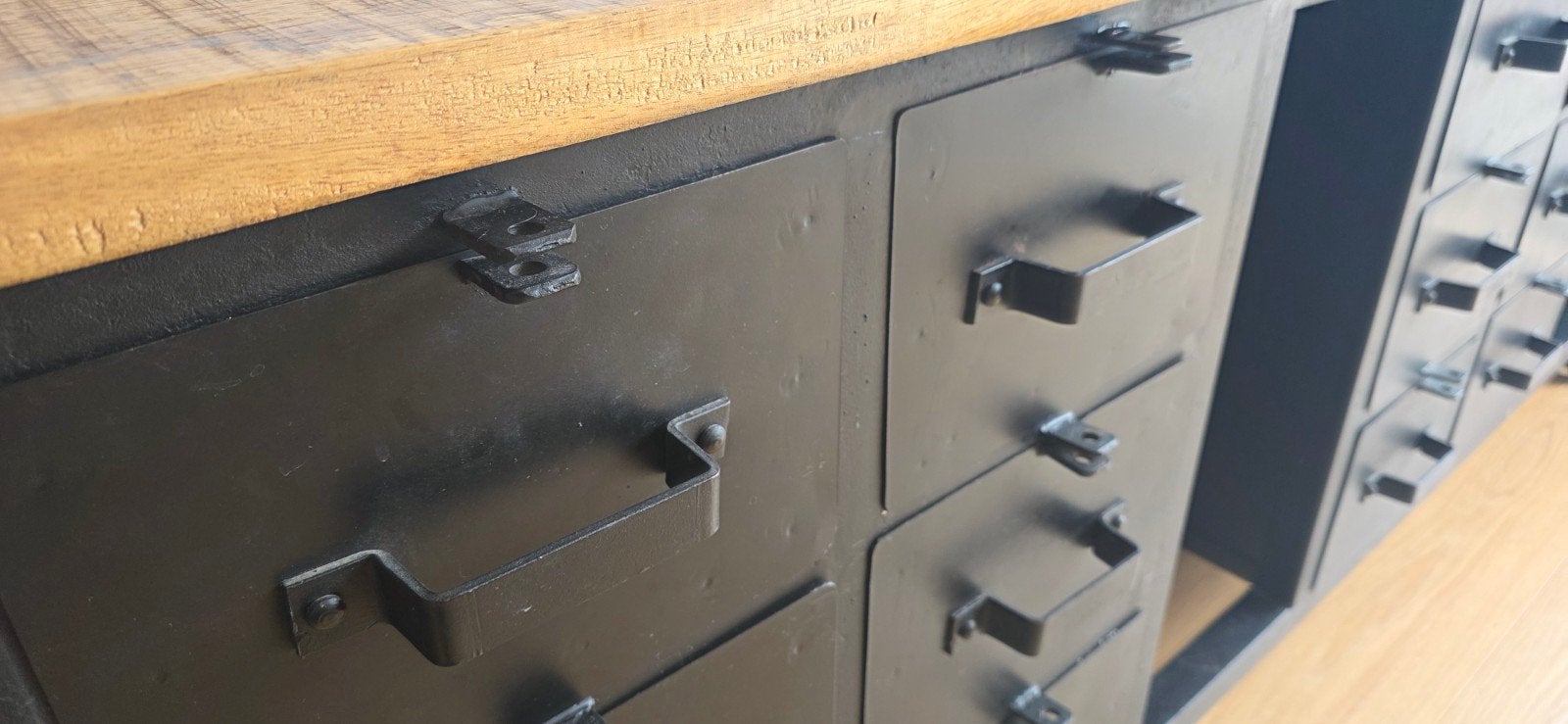 Gesmeed ijzeren dressoir/toonbank of werkbank met mangohout, Ophalen, Gebruikt