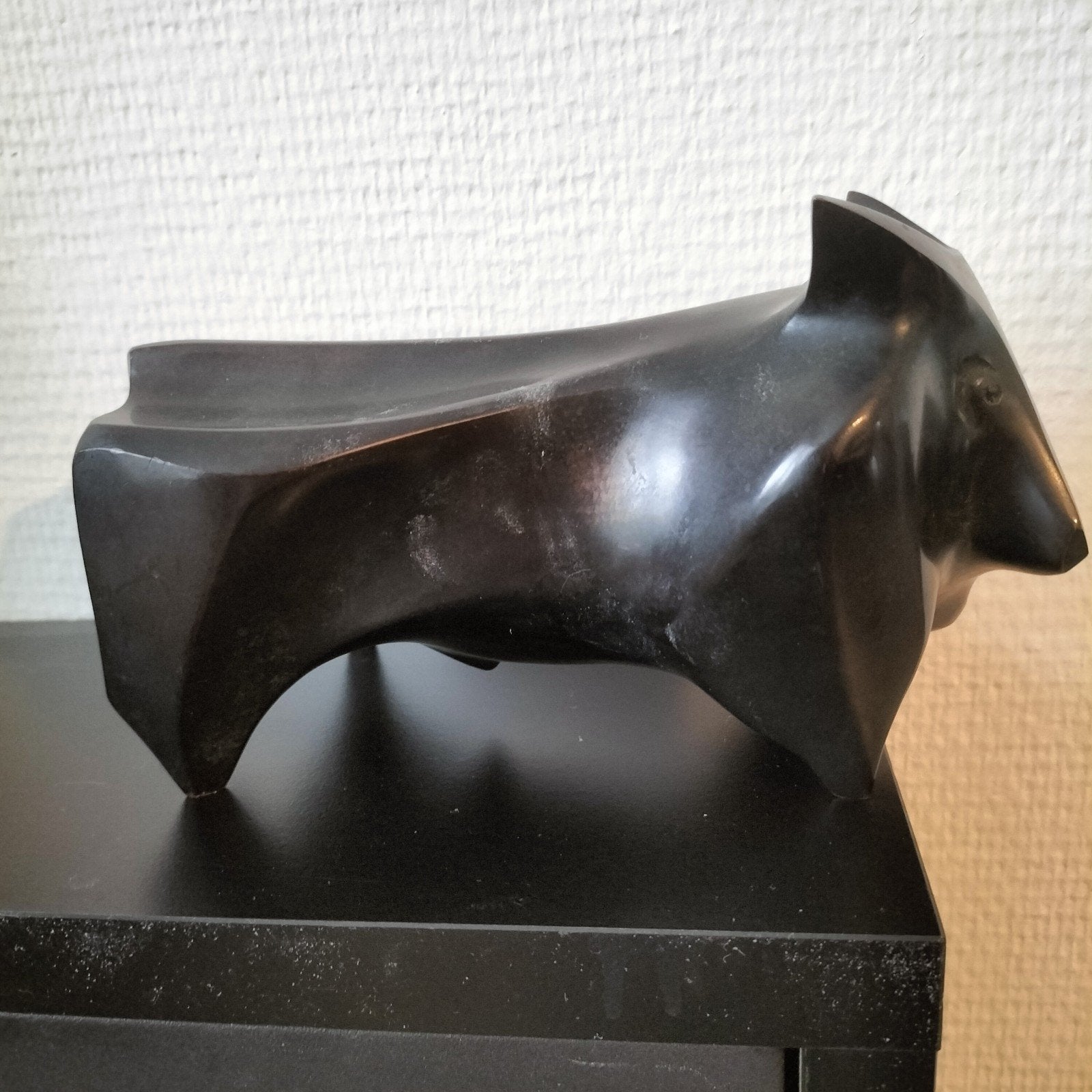 Abstracte bronzen stier van Loet van der Veen (1977), Ophalen of Verzenden, Brons, Zwart, Beeld