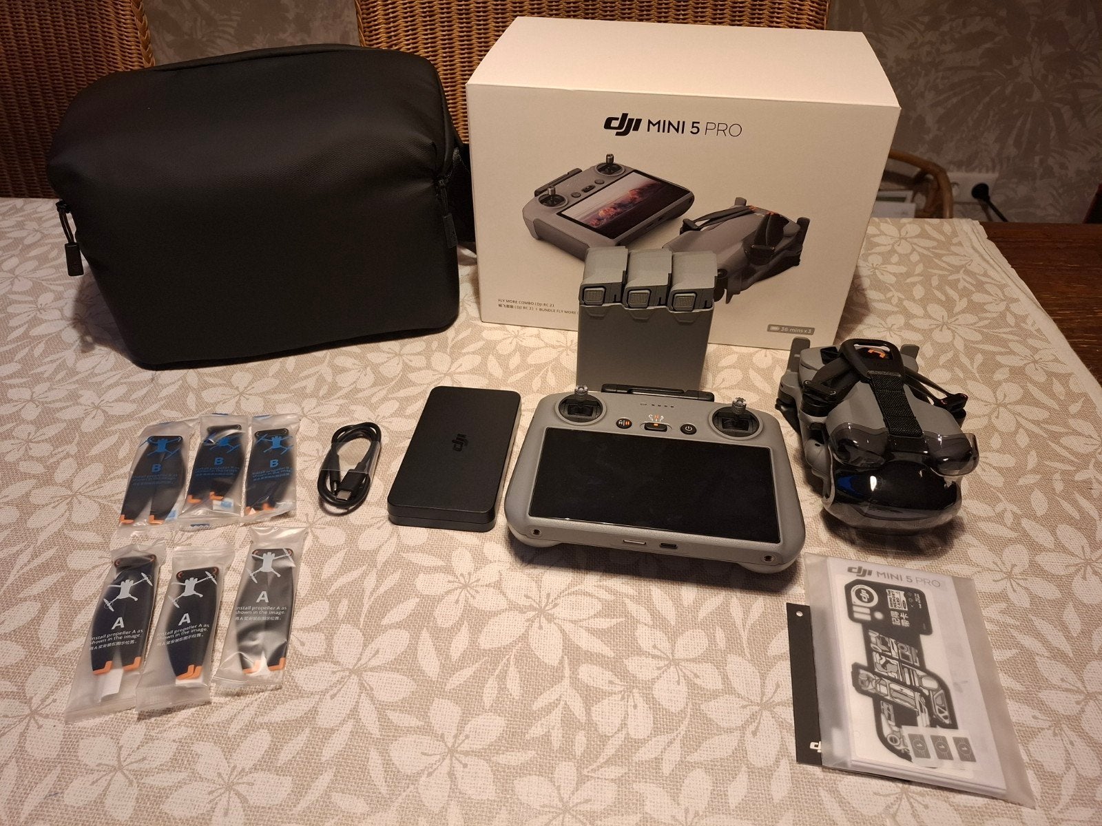 DJI mini 5 pro drone fly more combo set. 3 vlieguren!, Extra accu('s), 30 tot 45 minuten, Cameradrone, Ophalen of Verzenden