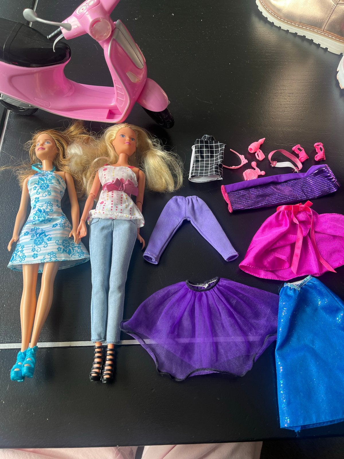 Barbie poppen met scooter en kleding, Ophalen, Gebruikt, Barbie