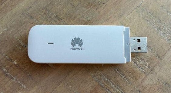 Huawei 4G LTE dongel E3372h-320, Ophalen of Verzenden, Zo goed als nieuw, Router met modem, Huawei