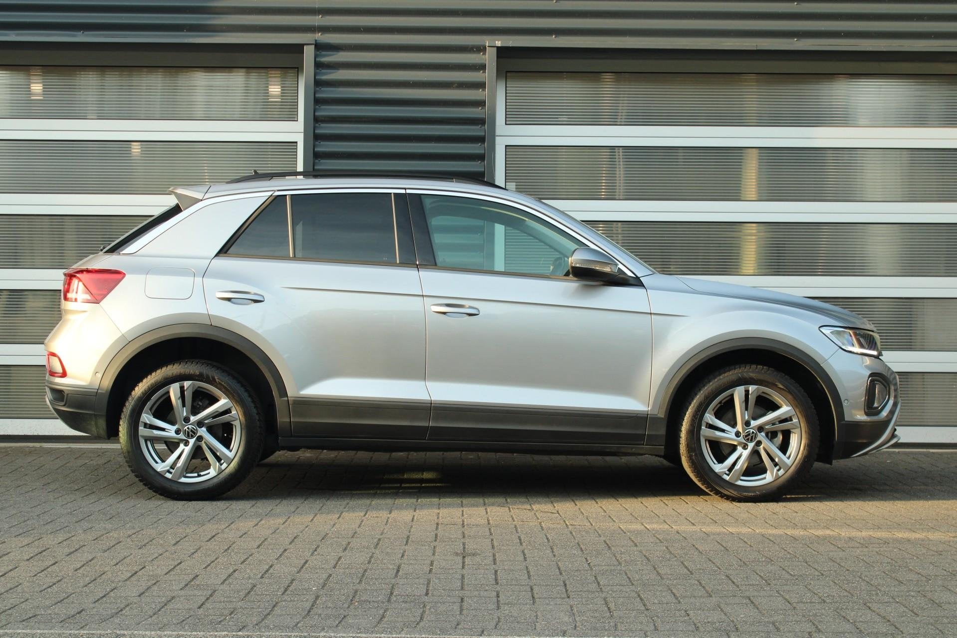Volkswagen T-Roc 1.0 TSI 110pk Life 75 Edition | Allseason B, Auto's, Volkswagen, Voorwielaandrijving, 12 maanden, Stof, Gebruikt
