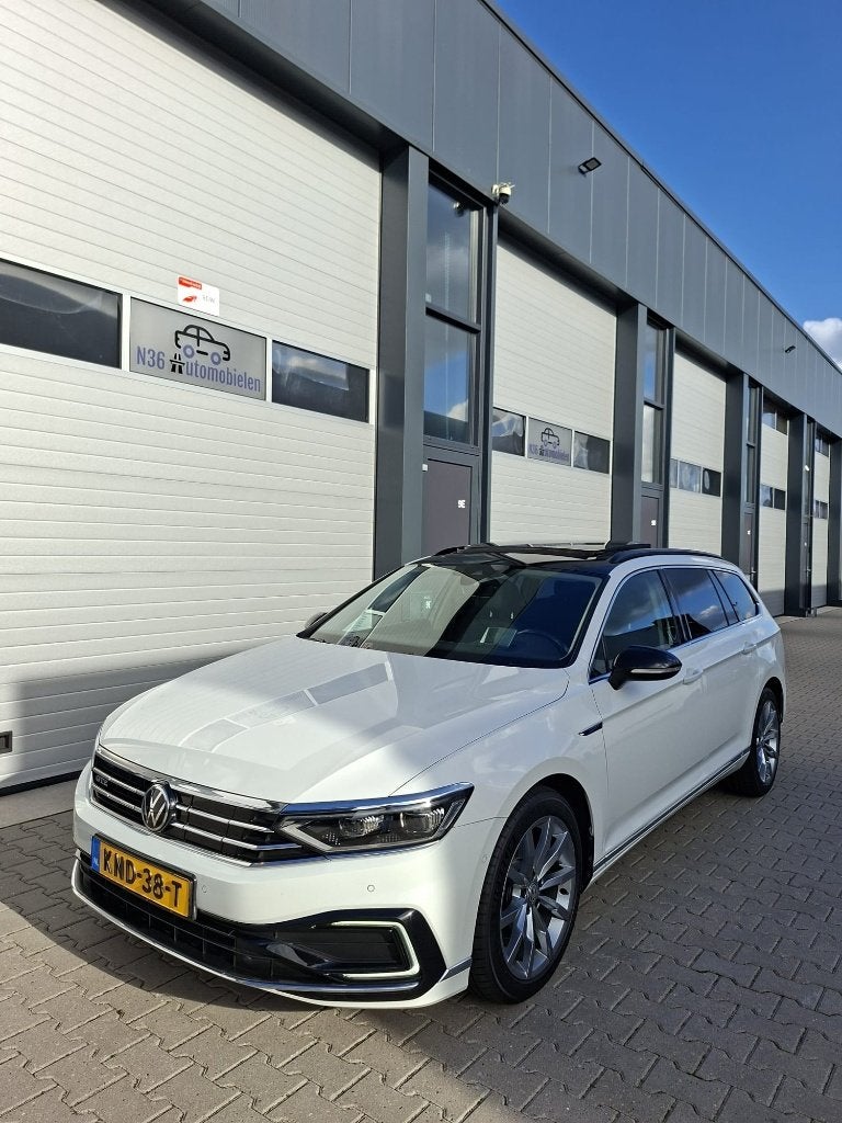Volkswagen Passat GTE 218PK/PANO/H.U.D/MATRIX/KEYLESS ENTREE, Dealer onderhouden, Wit, Hybride Elektrisch/Benzine, 1600 kg
