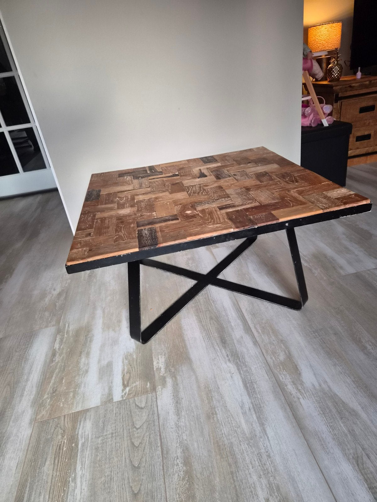 Salontafel met uniek houten blad en metalen onderstel, Industrieel, robuust, modern, Gebruikt, 50 tot 100 cm, Vierkant