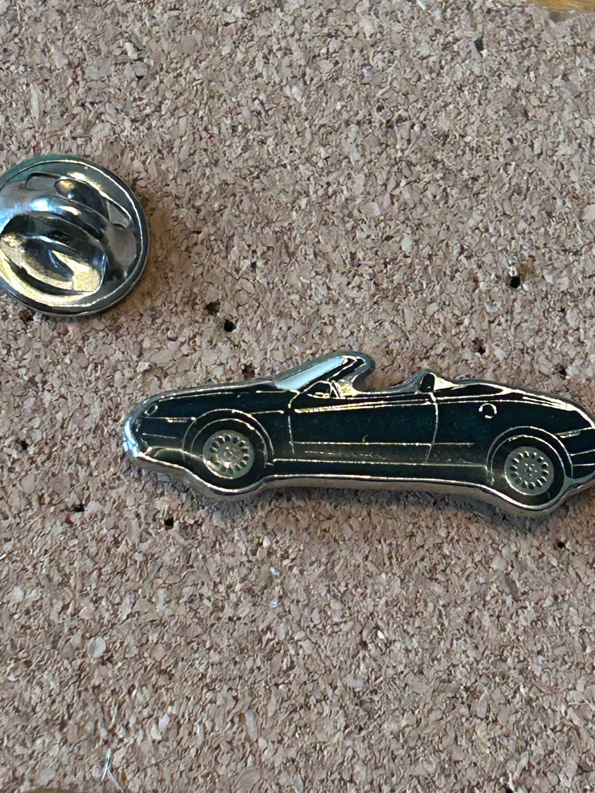 Sierlijke Auto pin - Cabriolet Design, Ophalen of Verzenden, Zo goed als nieuw, Transport, Speldje of Pin