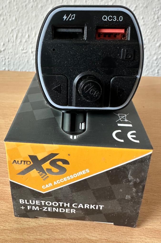 Bluetooth carkit + FM-zender, Auto diversen, Carkits, Ophalen of Verzenden, Zo goed als nieuw