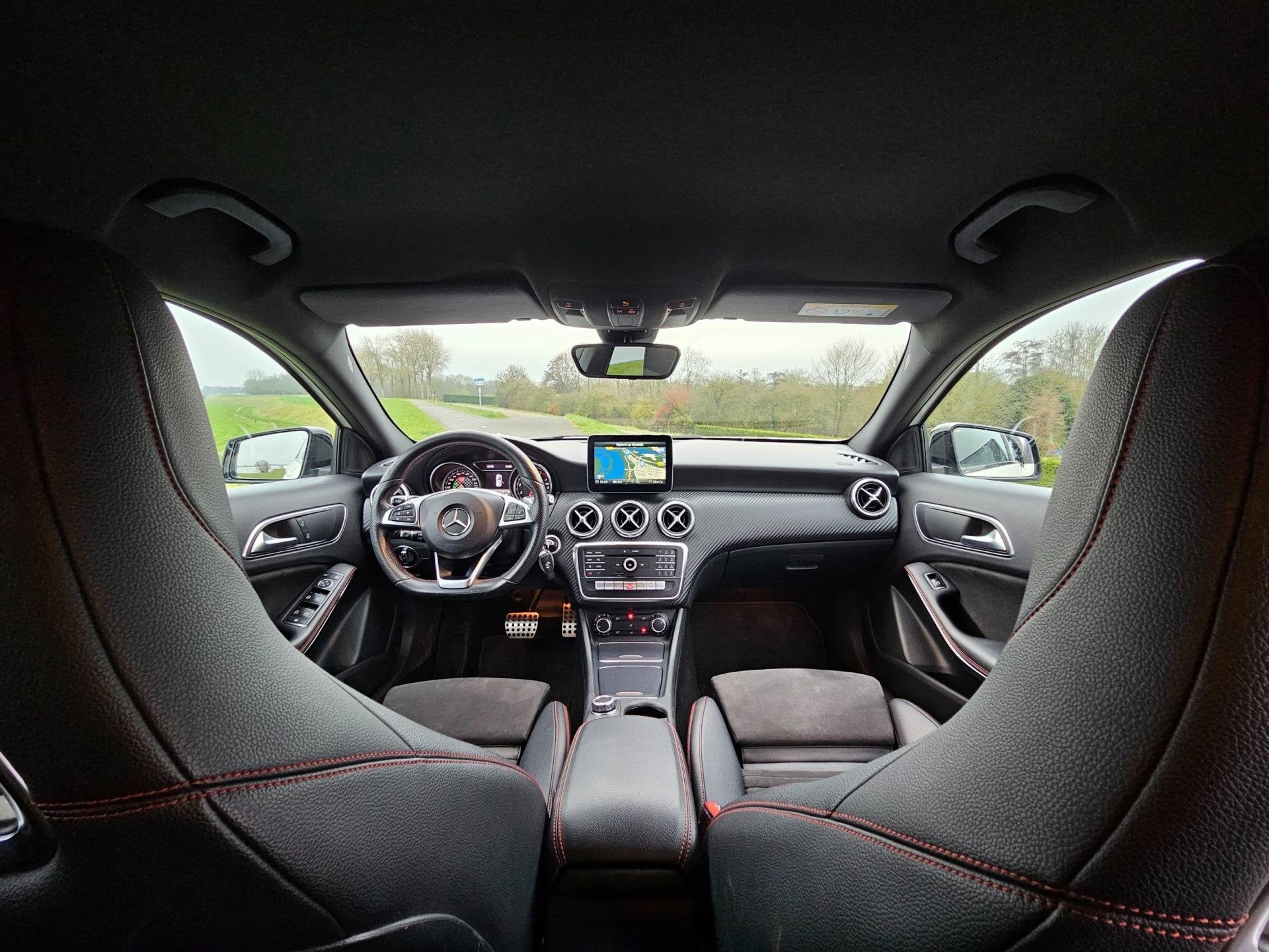 Mercedes-Benz A-klasse 180 AMG Night Edition Plus | NL Auto, Auto's, Gebruikt, 4 cilinders, 19 km/l, Lichtsensor