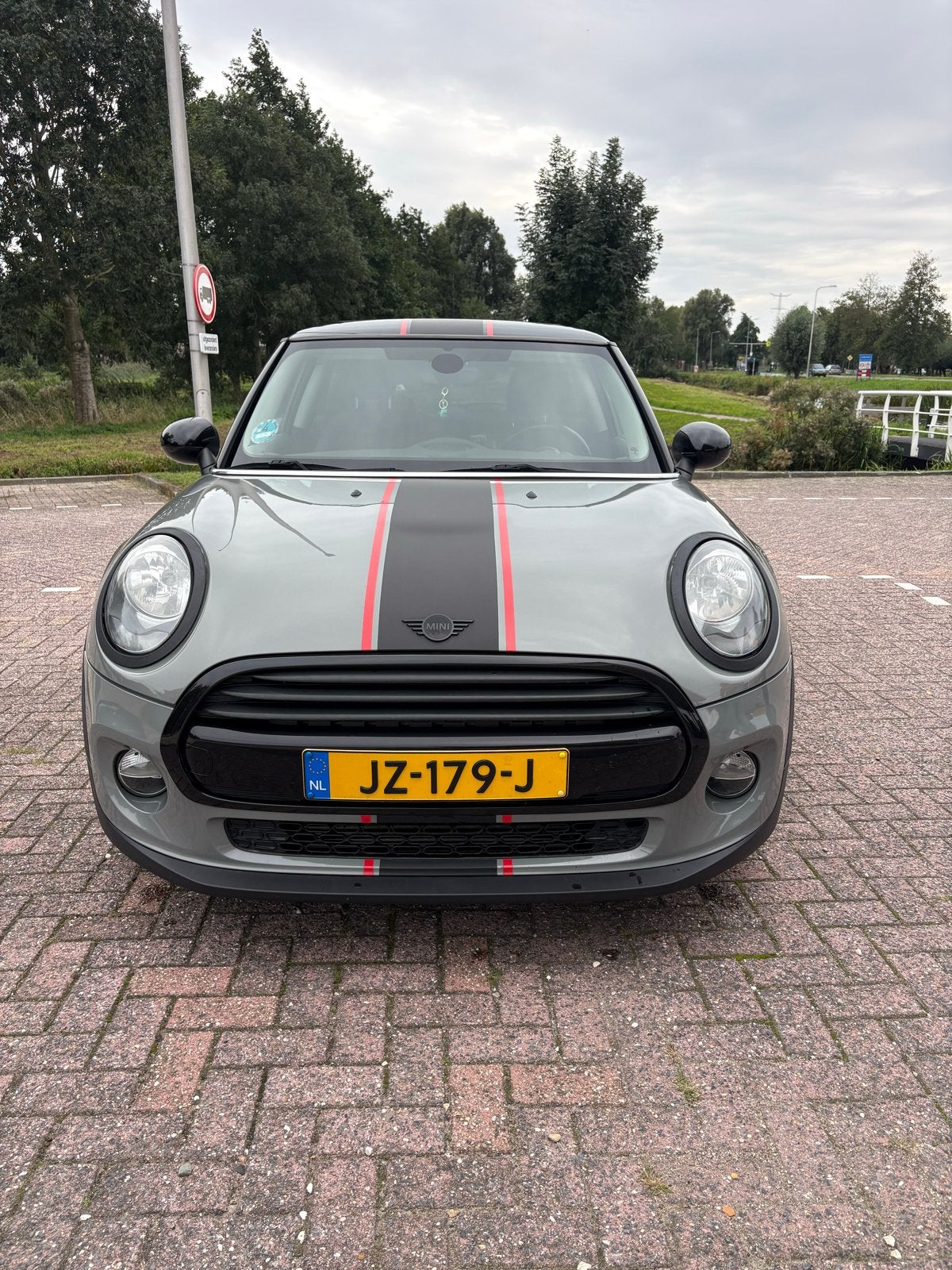 Mini 1.5 Cooper 2016 Grijs, Voorwielaandrijving, Zwart, 4 stoelen, 49 €/maand