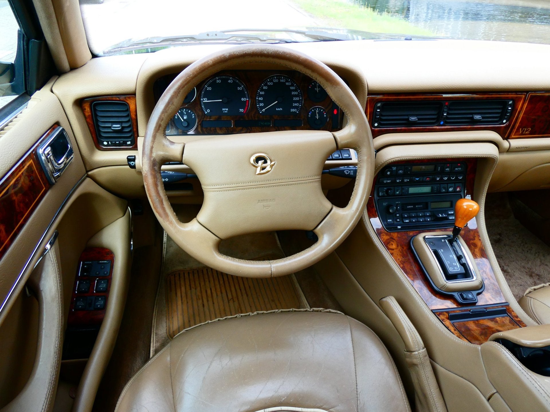 Daimler Double Six 6.0 V12 312pk Origineel Nederlands met hi, Achterwielaandrijving, Gebruikt, Beige, 12 cilinders
