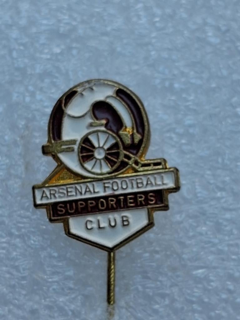 Speldje Arsenal football suppers club, Verzamelen, Speldjes, Pins en Buttons, Ophalen of Verzenden, Zo goed als nieuw, Sport