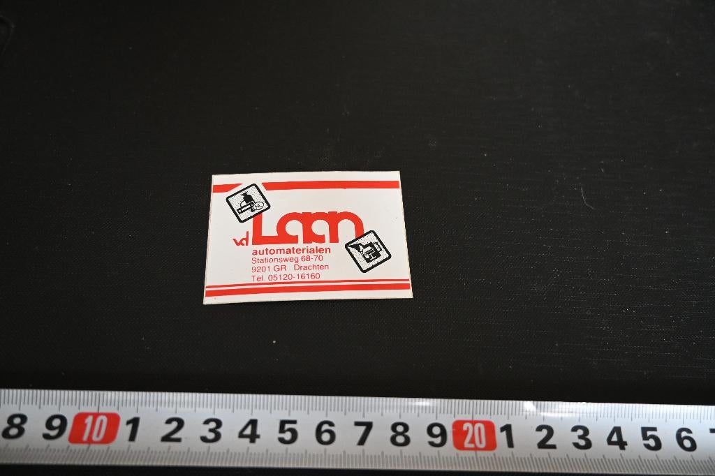 sticker Drachten vd Laan automaterialen Stationsweg 68-70, Verzamelen, Ophalen, Zo goed als nieuw