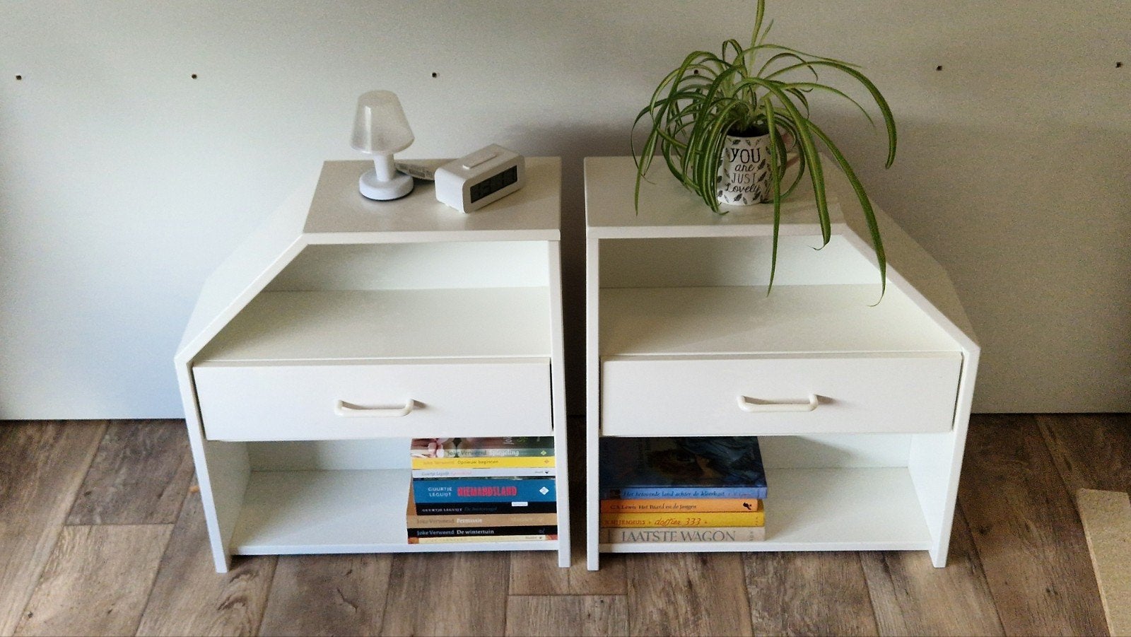 Nog 1 nachtkastje wit MDF., Ophalen, Zo goed als nieuw, Minder dan 45 cm