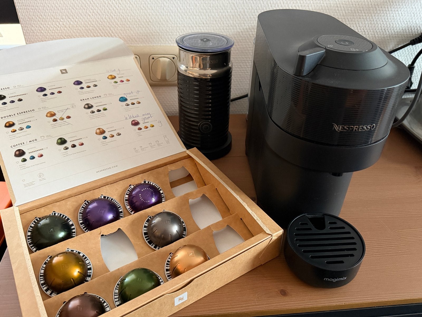 Nespresso Vertuo Pop Black + Aeroccino incl. Capsules, Ophalen of Verzenden, Zo goed als nieuw, Koffiemachine, Koffiepads en cups