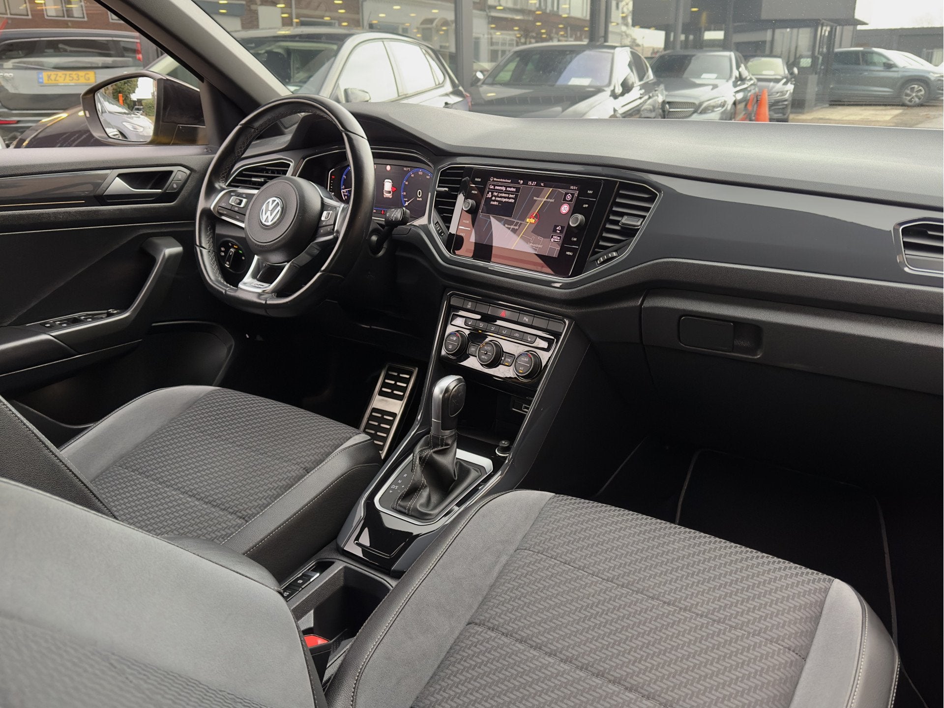 Volkswagen T-Roc 1.5 TSI AUT7 R-LINE-SPORT NAVI CAMERA DIGI-, Auto's, Volkswagen, Euro 6, 150 pk, Grijs, SUV of Terreinwagen